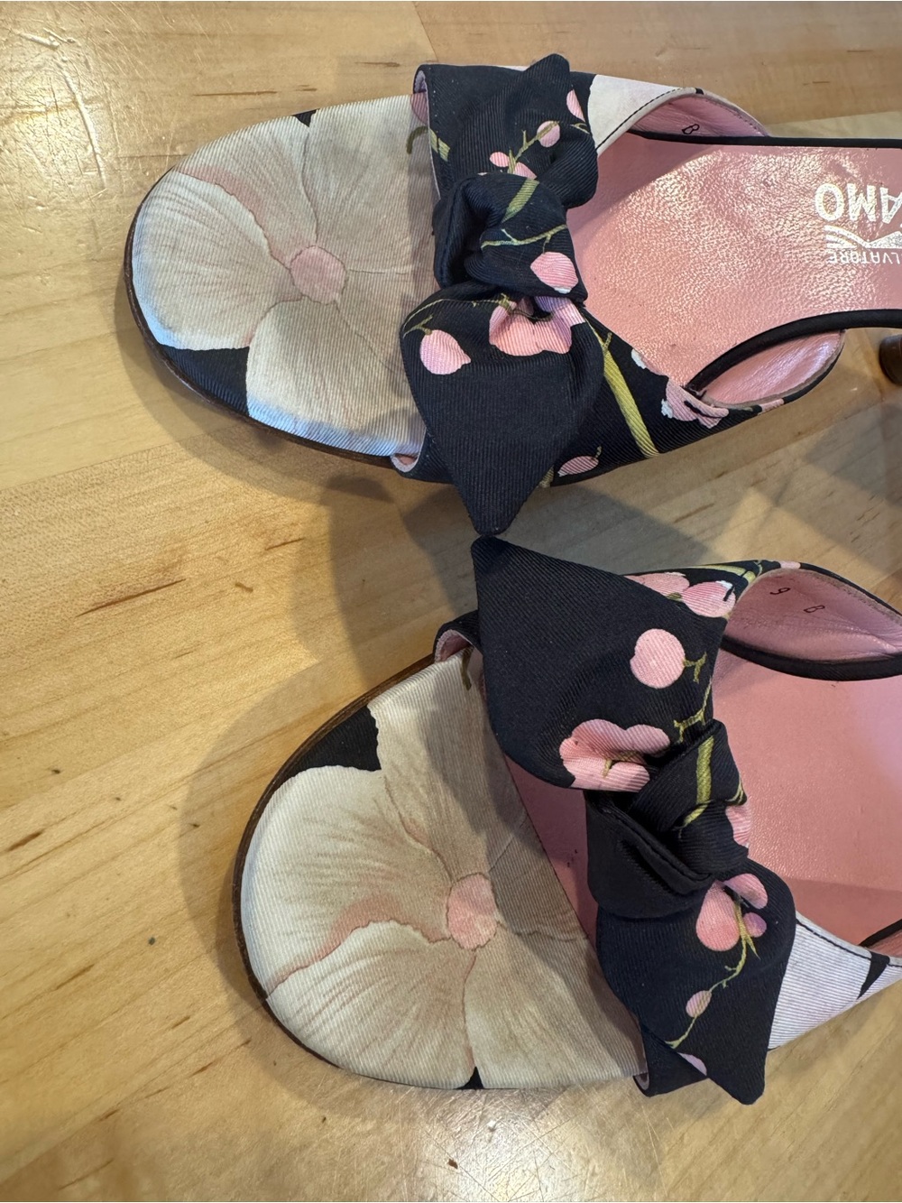 Salvatore Ferragamo Floral Bow Slide Kitten heels in Pink and Black - Picture 2 of 6